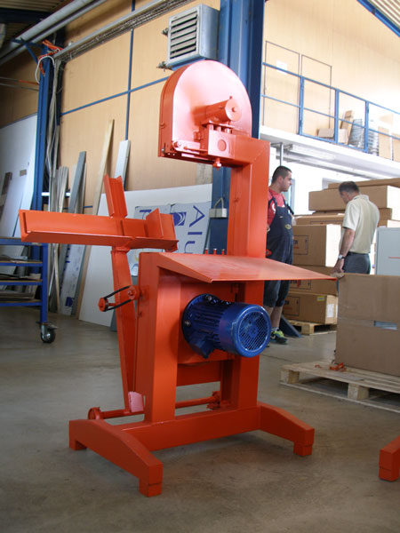 Band saw for cutting firewood